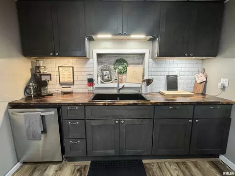 Kitchen - 2076 N State Rd, Flora, IL 62839 photo 5 of 6