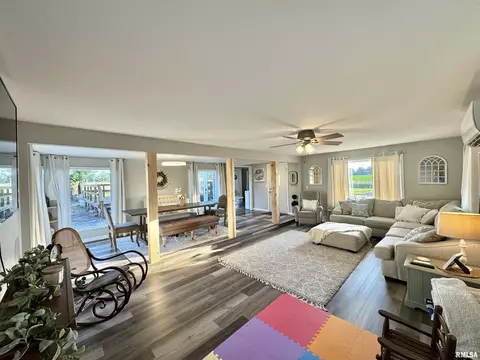 Living - 2076 N State Rd, Flora, IL 62839 photo 3 of 4