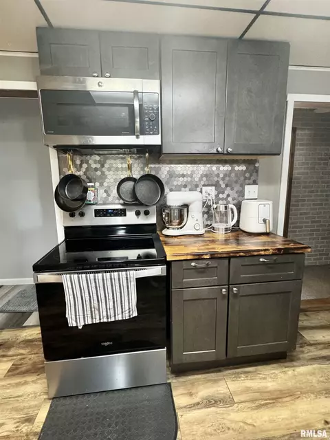 Kitchen - 2076 N State Rd, Flora, IL 62839 photo 6 of 6