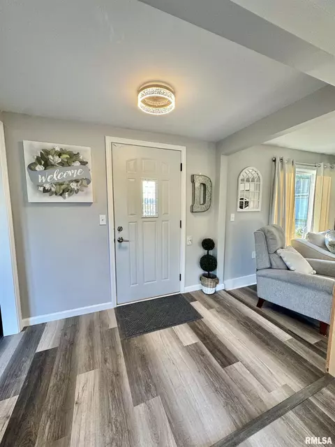 Entry Way - 2076 N State Rd, Flora, IL 62839 photo 1 of 8