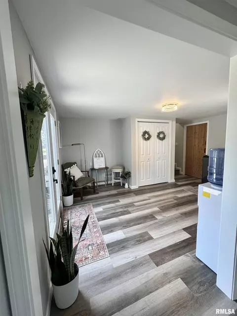 Entry Way - 2076 N State Rd, Flora, IL 62839 photo 4 of 8
