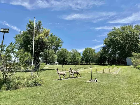 Exterior - 2076 N State Rd, Flora, IL 62839 photo 5 of 18