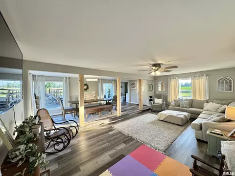 Living - 2076 N State Rd, Flora, IL 62839 photo 2 of 4