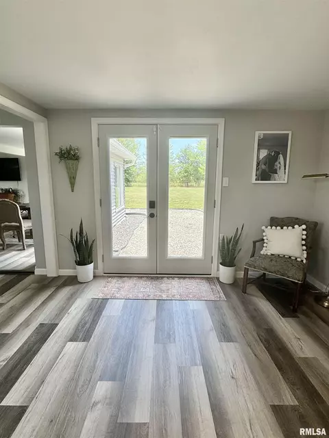 Entry Way - 2076 N State Rd, Flora, IL 62839 photo 5 of 8