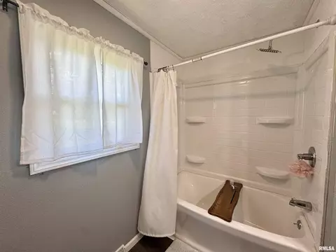 Bath - 2076 N State Rd, Flora, IL 62839 photo 1 of 4