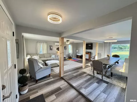 Entry Way - 2076 N State Rd, Flora, IL 62839 photo 2 of 8