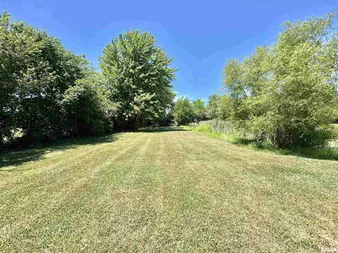 Exterior - 2076 N State Rd, Flora, IL 62839 photo 10 of 18