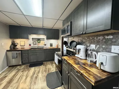 Kitchen - 2076 N State Rd, Flora, IL 62839 photo 3 of 6