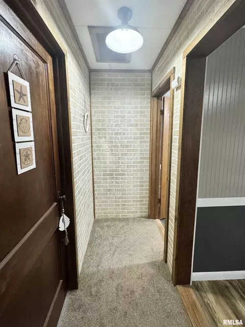 Entry Way - 2076 N State Rd, Flora, IL 62839 photo 7 of 8