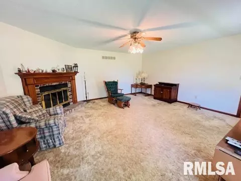 709 Walnut Hill Rd, Centralia, IL 62801 photo 8