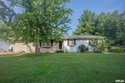 136 Donoho Dr, Salem, IL 62881
