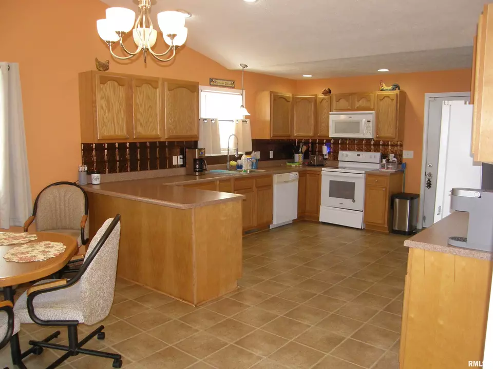  1804 Crown Rd, Herrin, IL 62948 photo 8