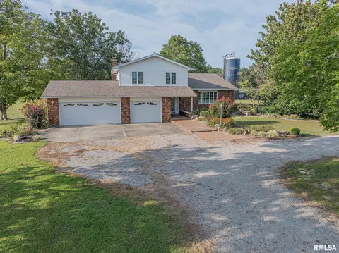 1813 Heather Ln, Clay City, IL 62824