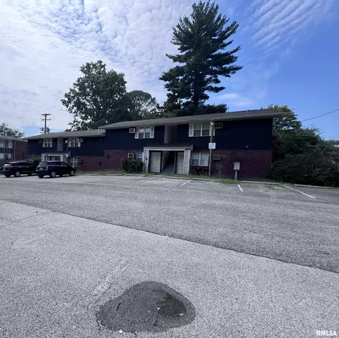 605 W College St, Carbondale, IL 62901