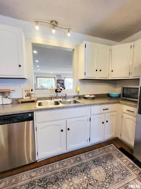 Kitchen - 62 Hancock Dr, Flora, IL 62839 photo 3 of 5