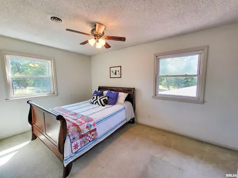 Bedroom - 62 Hancock Dr, Flora, IL 62839 photo 5 of 9