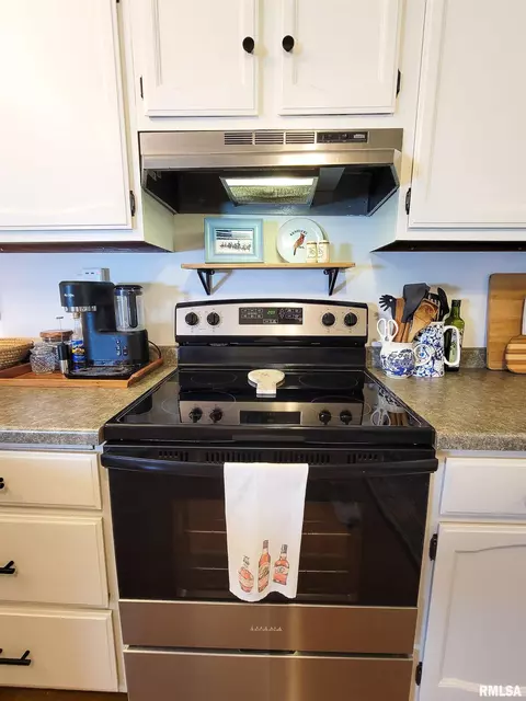 Kitchen - 62 Hancock Dr, Flora, IL 62839 photo 4 of 5