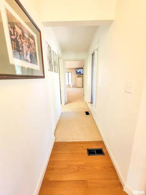 Entry Way - 62 Hancock Dr, Flora, IL 62839 photo 5 of 8