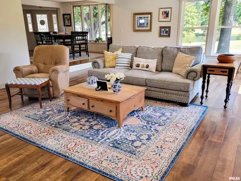 Living - 62 Hancock Dr, Flora, IL 62839 photo 2 of 6