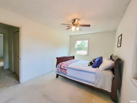 Bedroom - 62 Hancock Dr, Flora, IL 62839 photo 4 of 9