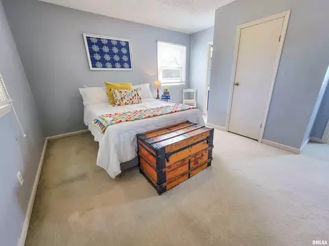 Bedroom - 62 Hancock Dr, Flora, IL 62839 photo 3 of 9