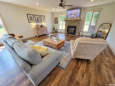 Living - 62 Hancock Dr, Flora, IL 62839 photo 3 of 6