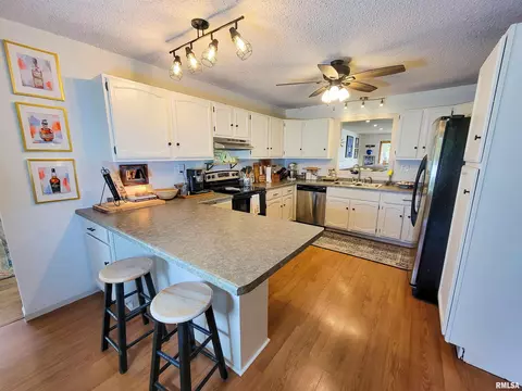 Kitchen - 62 Hancock Dr, Flora, IL 62839 photo 1 of 5