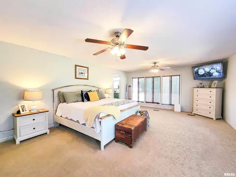 Bedroom - 62 Hancock Dr, Flora, IL 62839 photo 2 of 9
