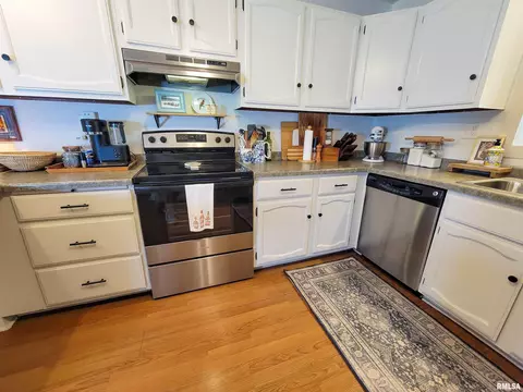 Kitchen - 62 Hancock Dr, Flora, IL 62839 photo 2 of 5