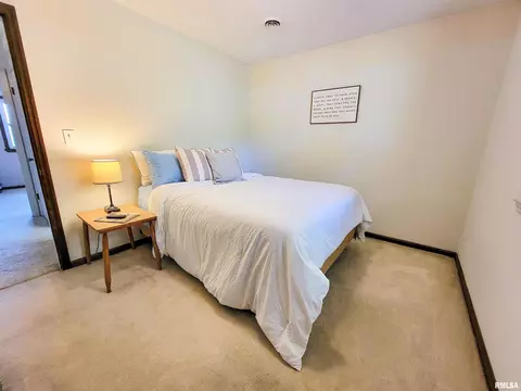 Bedroom - 62 Hancock Dr, Flora, IL 62839 photo 6 of 9