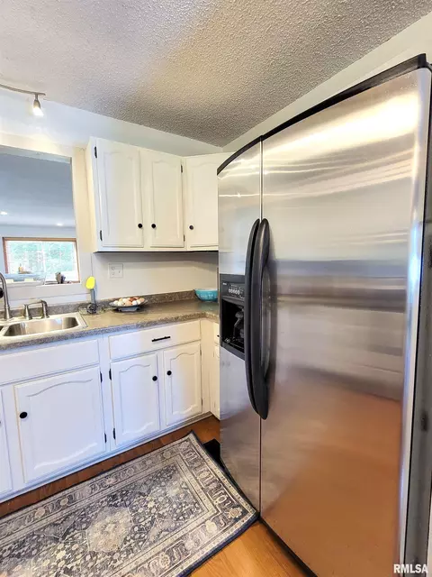 Kitchen - 62 Hancock Dr, Flora, IL 62839 photo 5 of 5