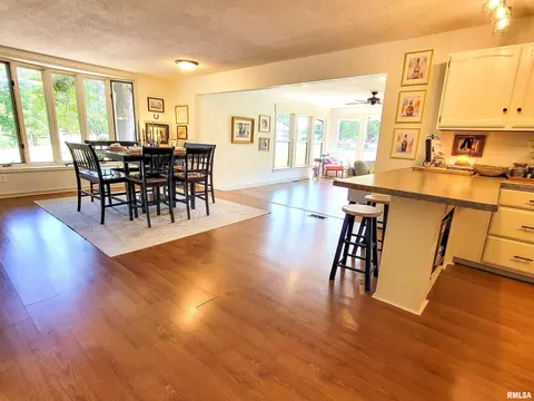 Dining - 62 Hancock Dr, Flora, IL 62839 photo 2 of 2