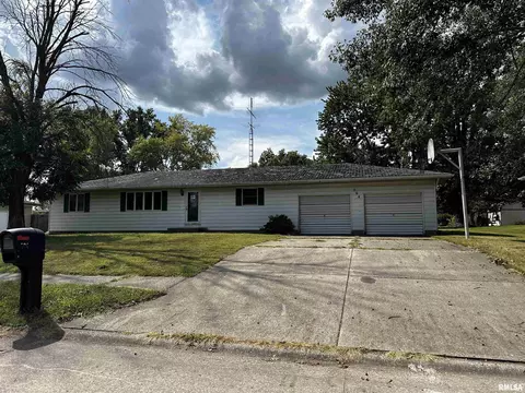 504 Sunset Dr, Centralia, IL 62801