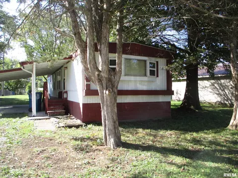1204 Anna St, Benton, IL 62812