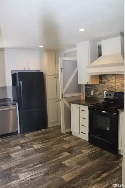 851 W Lincoln St, Dix, IL 62830 photo 8
