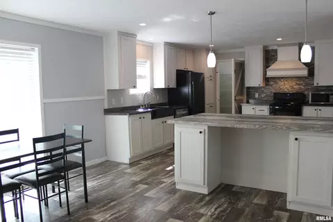 851 W Lincoln St, Dix, IL 62830 photo 7