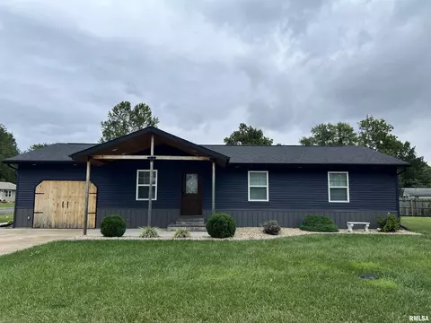 28 N Edgebrook Ln, Centralia, IL 62801