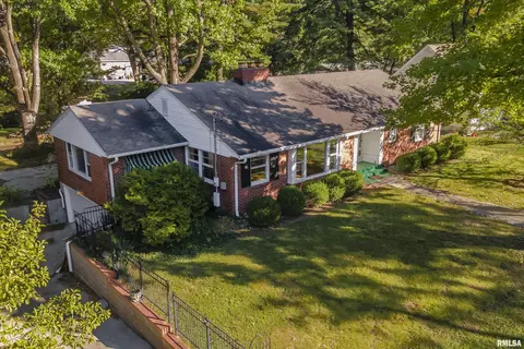 601 S James St, Carbondale, IL 62901