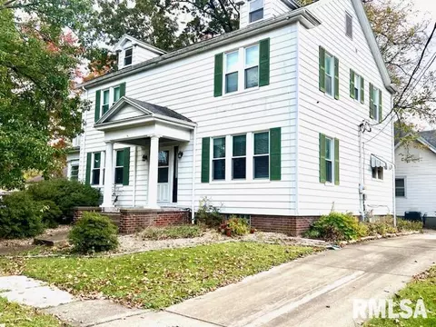 302 S Sycamore St, Centralia, IL 62801