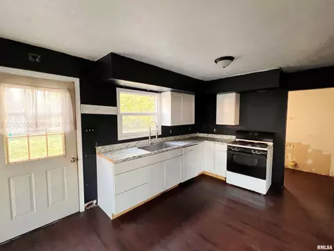 211 E Florence St, Sesser, IL 62884 photo 3
