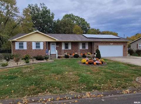 110 Woodland Dr, Salem, IL 62881
