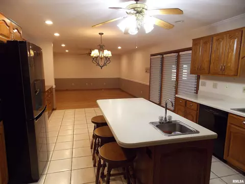 210 N Cherry St, Hoffman, IL 62250 photo 8
