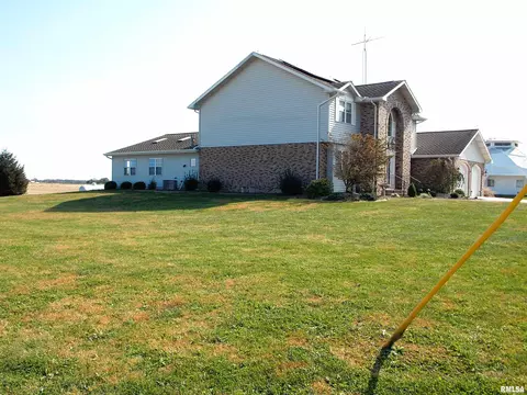 210 N Cherry St, Hoffman, IL 62250 photo 3