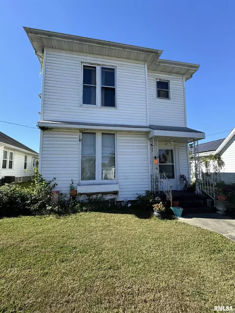 17 S Peach St, Du Quoin, IL 62832