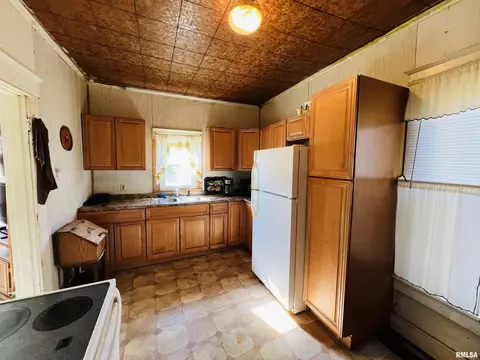 1109 Scott St, Eldorado, IL 62930 photo 8