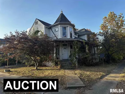 300 N Pearl St, Mcleansboro, IL 62859