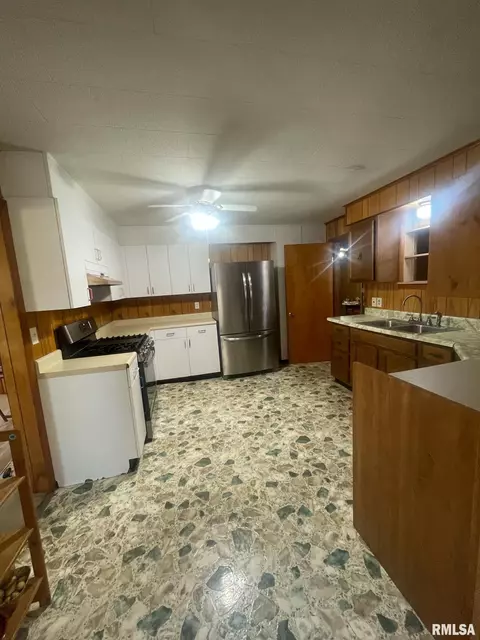 409 Mcfall St, Benton, IL 62812 photo 12