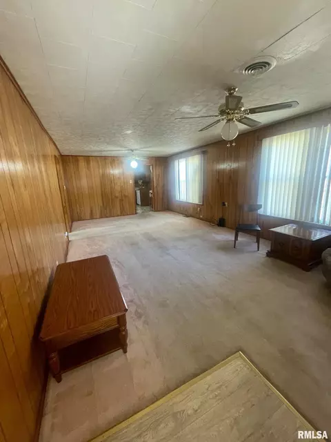 409 Mcfall St, Benton, IL 62812 photo 2