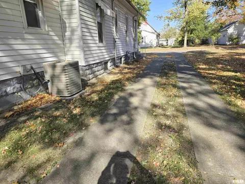 865 E Broadway St, Centralia, IL 62801 photo 8