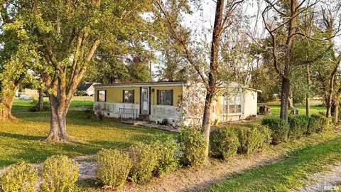 757 W 12th St, Flora, IL 62839